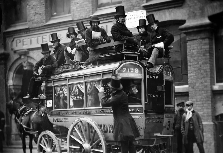 Omnibus med många passagerare i London år 1865. Foto: London Stereoscopic Company.