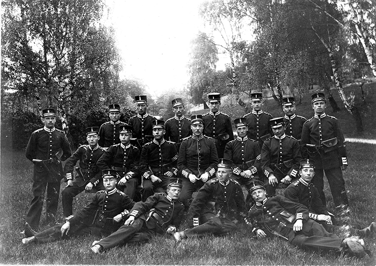 Grupporträtt av soldater vid Svea livgarde I 1 före 1907. Foto: Lars Larsson/Armémuseum.