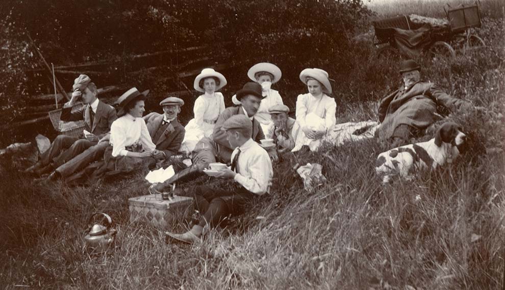 Picknick med grannarna Westerström på Rikstens ägor, en sommar under det tidiga 1900-talet. Foto: okänd/Armémuseum.