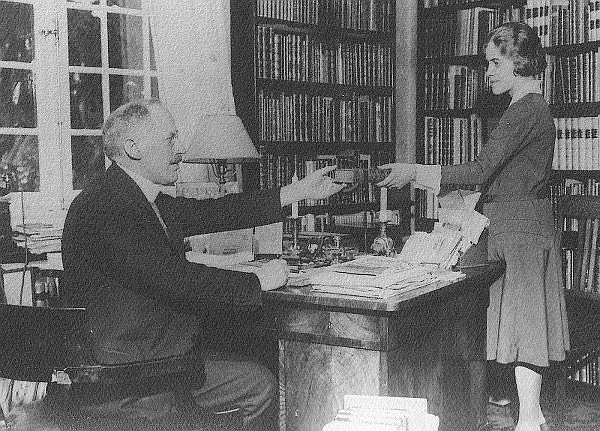 Gustaf Elgenstierna i sitt arbetsrum med dottern Ulrika.