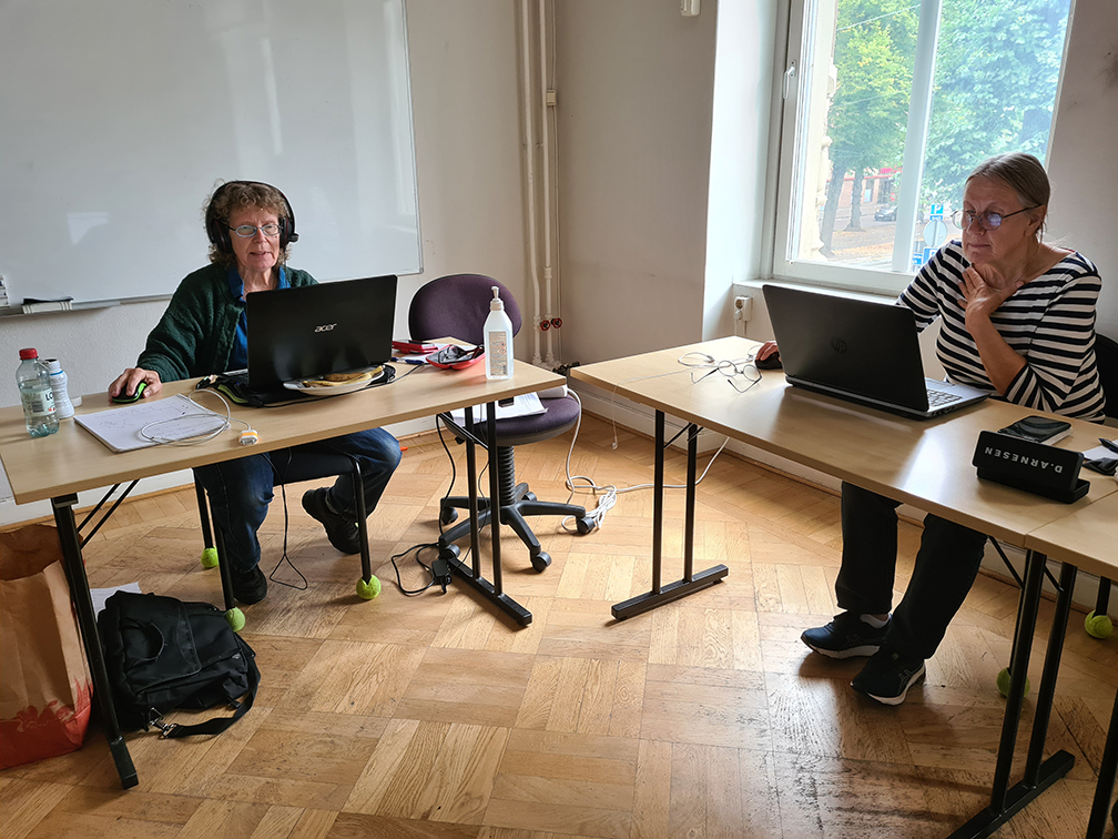 I ett rum i Vuxenskolans lokaler slet funktionärerna med att få allt att fungera. På bild: Lisbet Rodin och Arja Haikara. Foto: Charlotte Börjesson. 