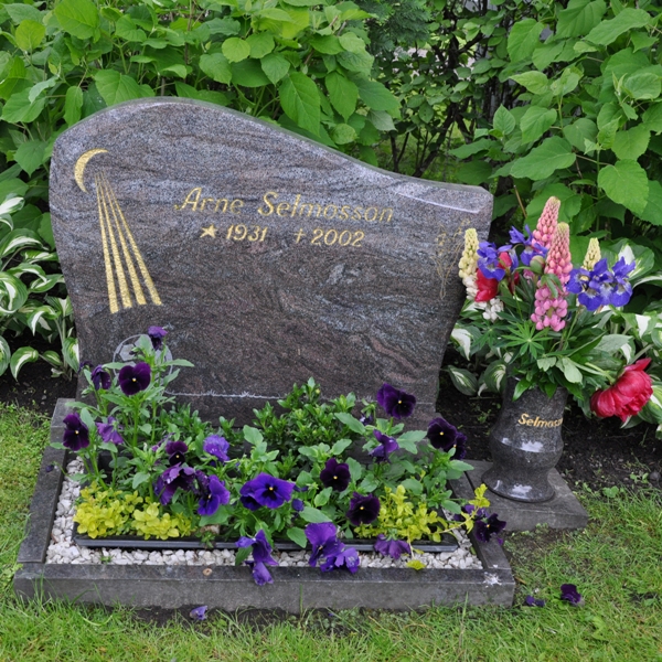 Gravstenen på Götene kyrkogård, Västra Götalands län. 