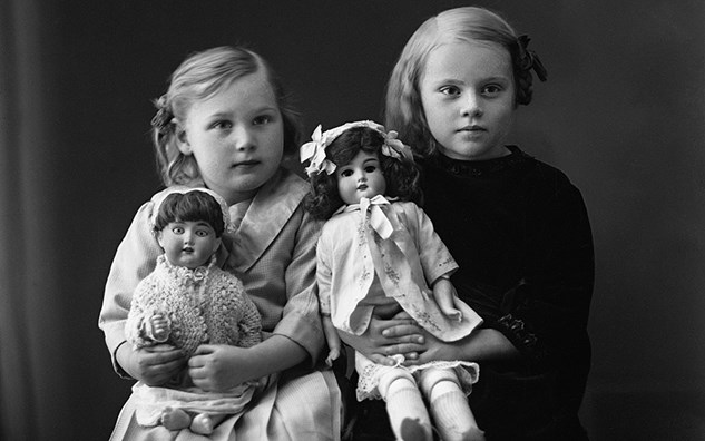 Foto: Mimmi Gustafsson. Två flickor med dockor. Fotot taget 1915–1916.