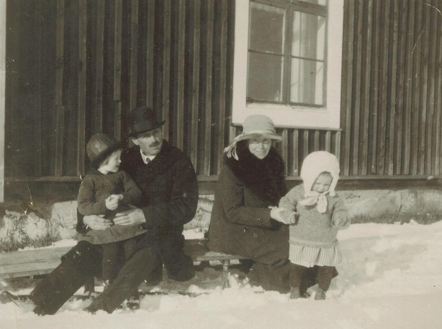 Konrad och Sanna Marklund med barnen Rut och Lisa